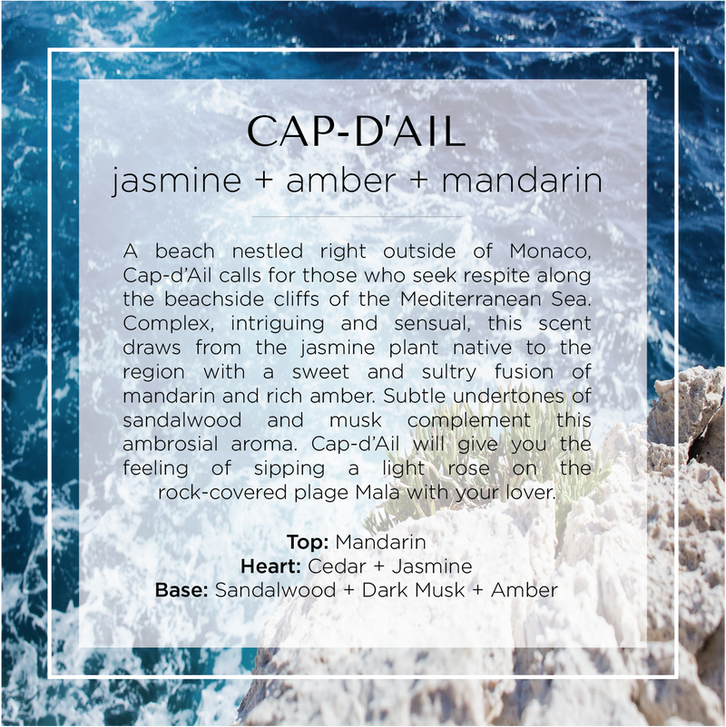 Cap-d'Ail scented candle inspired by notes of jasmine, amber and mandarin. A description of this scented candle with a background of the sea